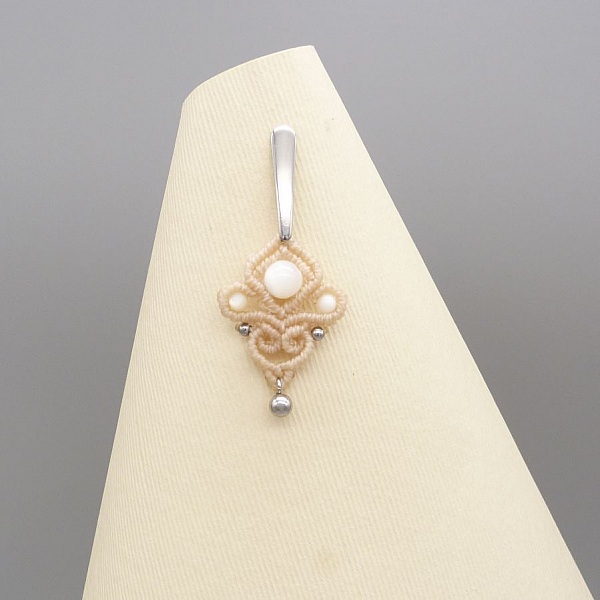 Orecchini in micro-macram&eacute; color sabbia con perle di madreperla