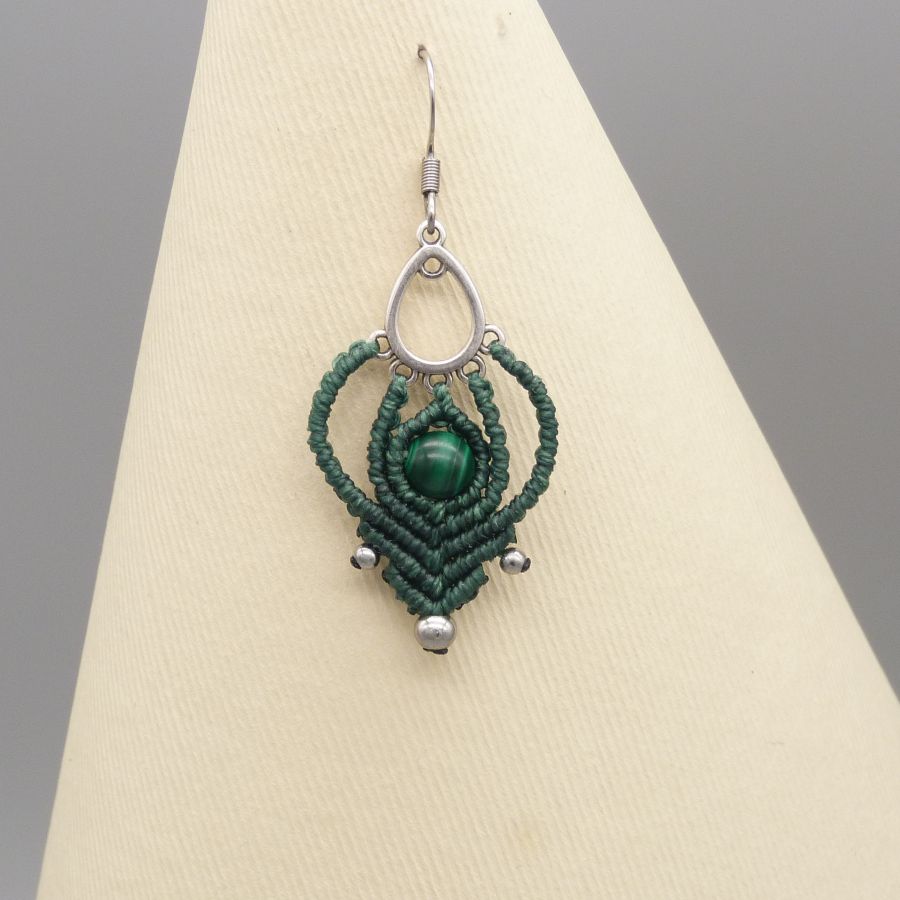 Boucles d'oreilles  en micro-macramé vert foncé avec une perle en malachite