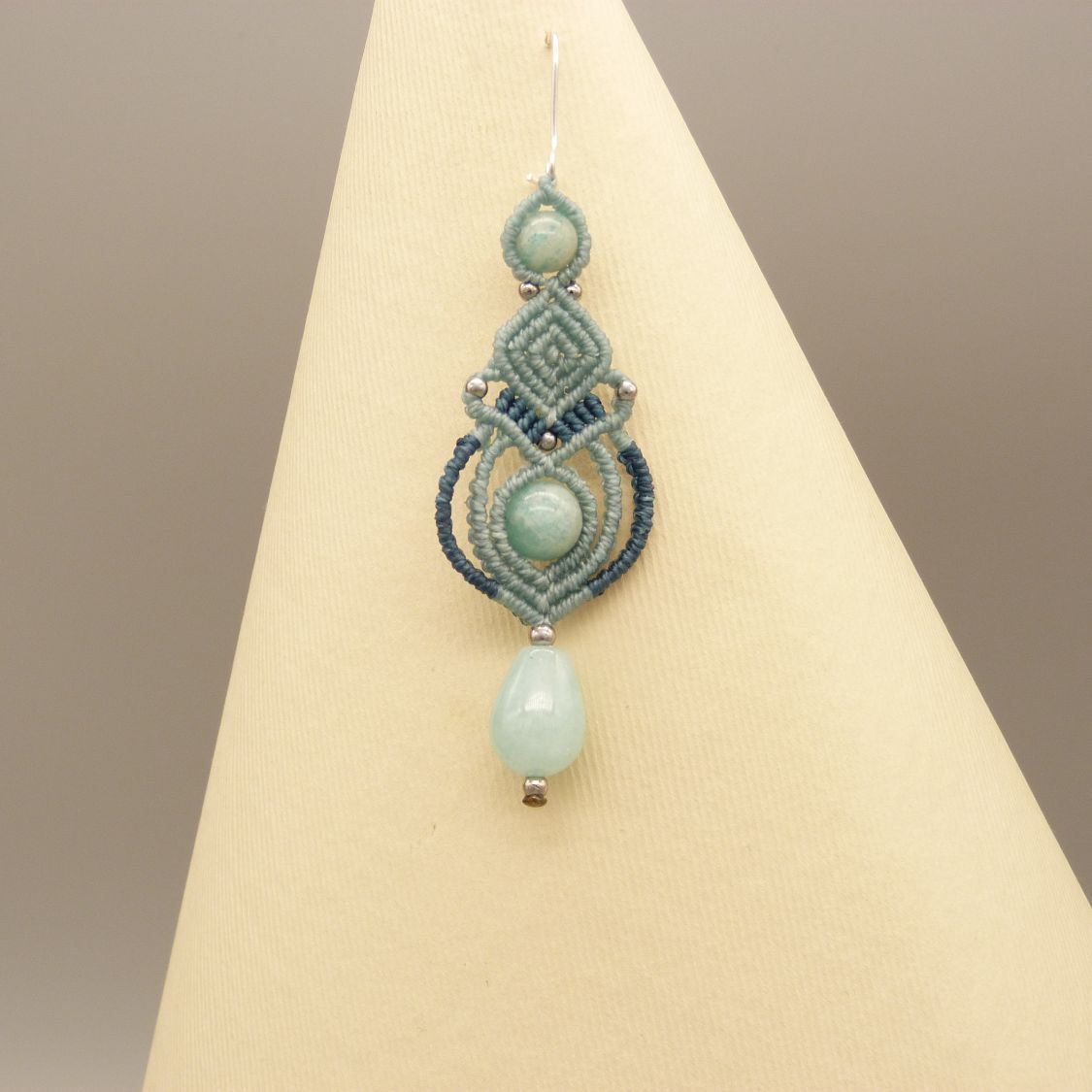 Boucles d'oreilles  en micro-macramé couleur tons bleus avec perles en amazonite