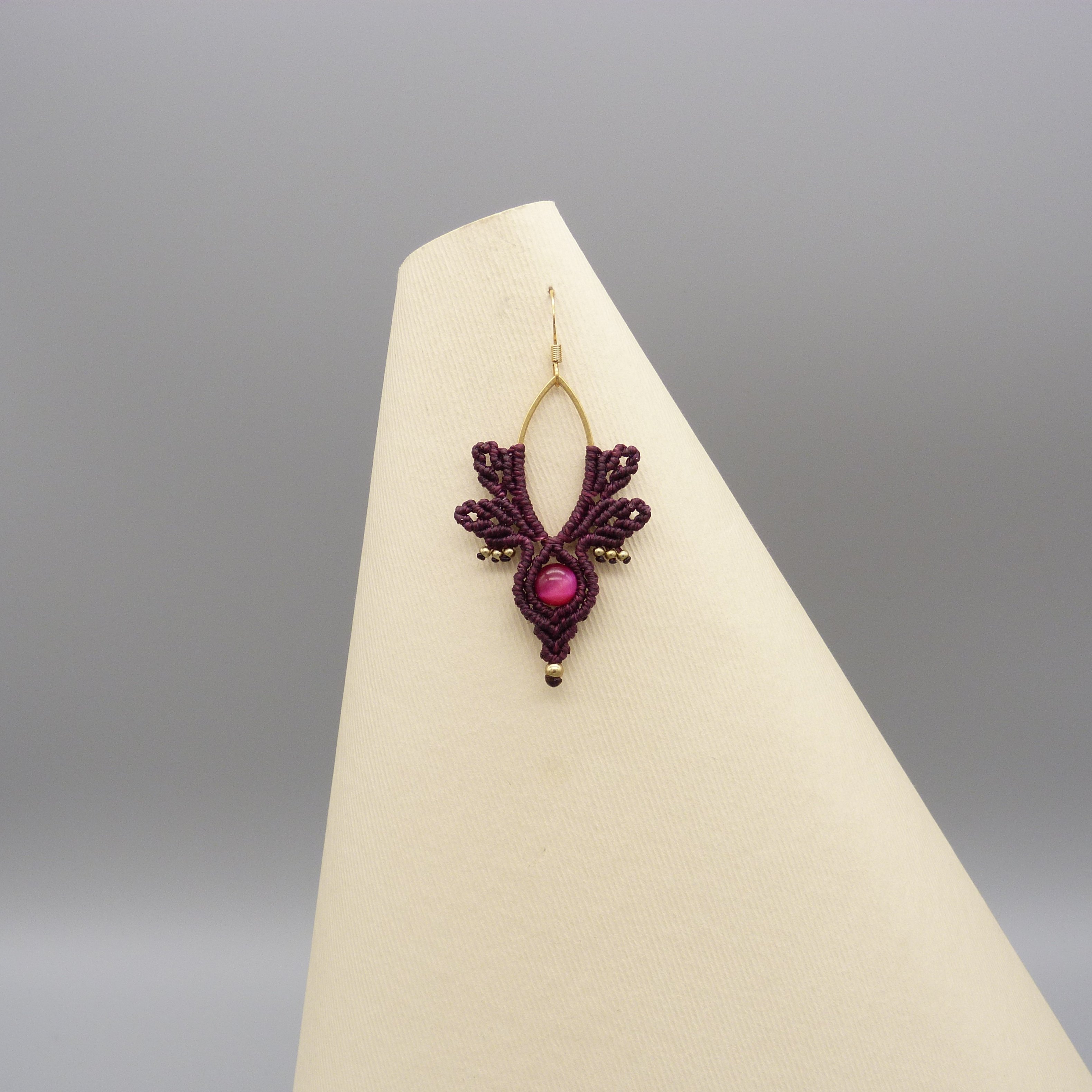 Boucles d'oreilles  en micro-macram&eacute; couleur groseille avec oeil de tigre teint&eacute;