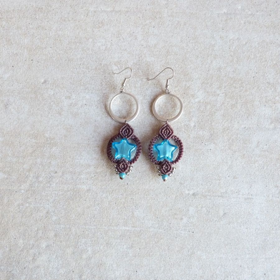 Orecchini in micro-macramè marrone cioccolato/blu con stella in vetro di Murano