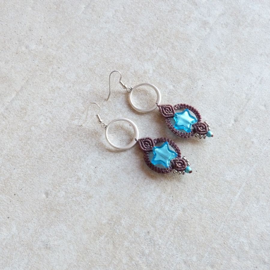 Orecchini in micro-macramè marrone cioccolato/blu con stella in vetro di Murano