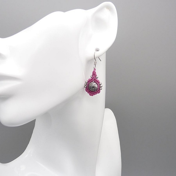 Orecchini in micro-macram&eacute; rosa confetto con perle di diaspro a foglia d'argento