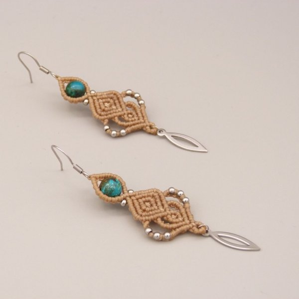 Orecchini in micro-macram&egrave; beige chiaro