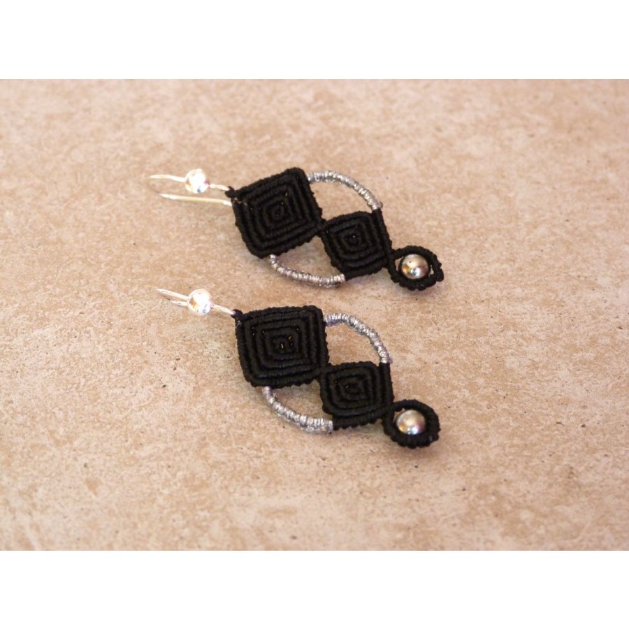 Boucles d'oreilles  en micro-macramé noires