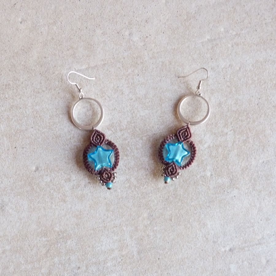 Orecchini in micro-macramè marrone cioccolato/blu con stella in vetro di Murano