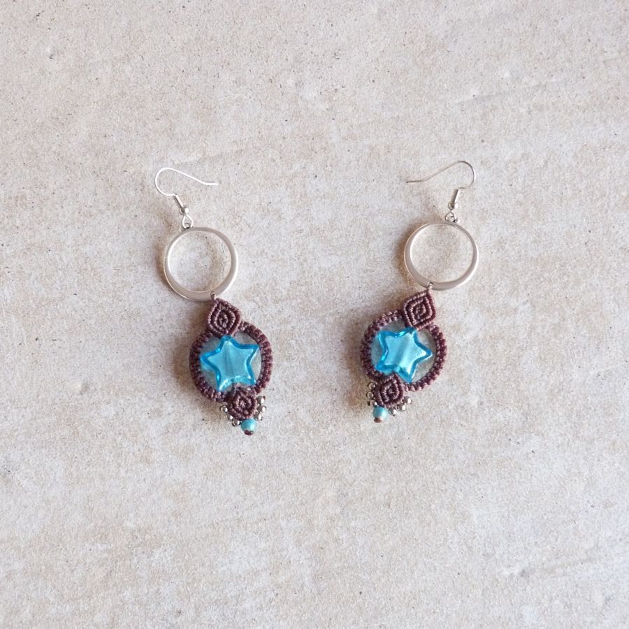 Orecchini in micro-macramè marrone cioccolato/blu con stella in vetro di Murano