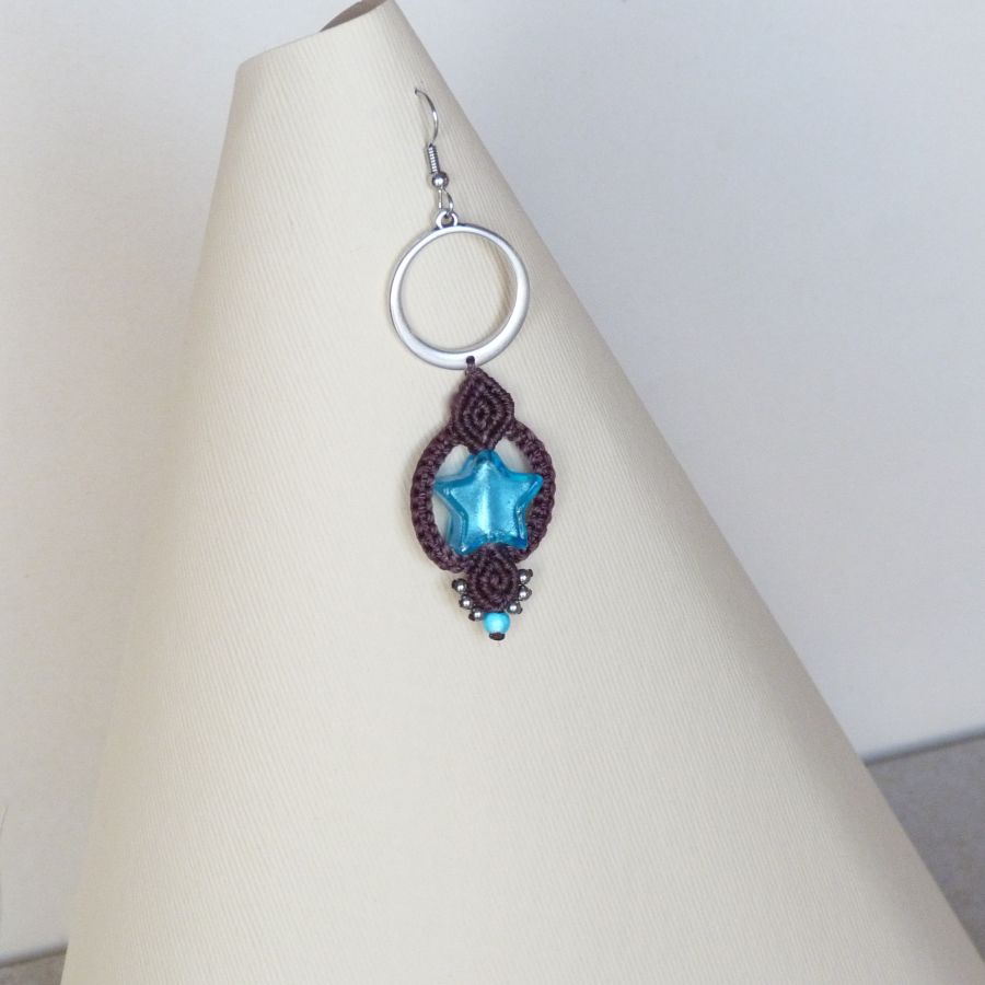 Orecchini in micro-macramè marrone cioccolato/blu con stella in vetro di Murano