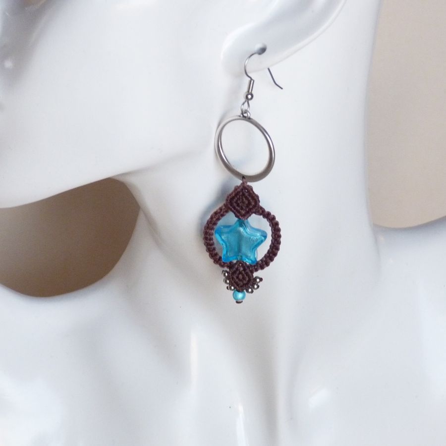 Orecchini in micro-macramè marrone cioccolato/blu con stella in vetro di Murano