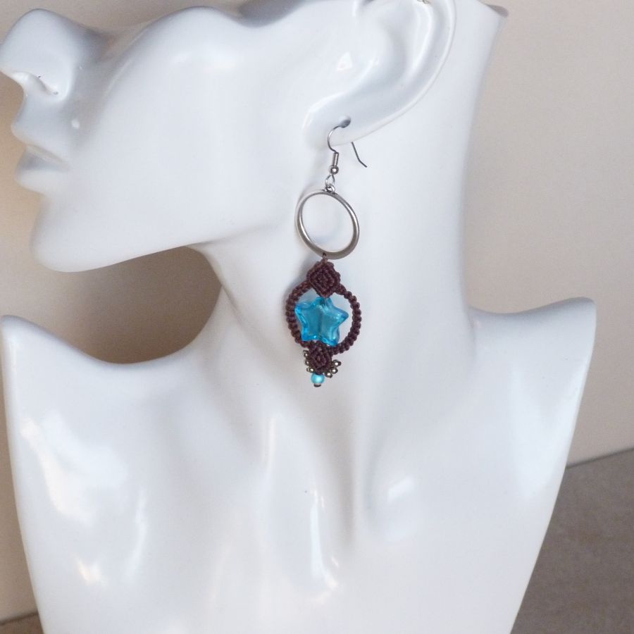 Orecchini in micro-macramè marrone cioccolato/blu con stella in vetro di Murano