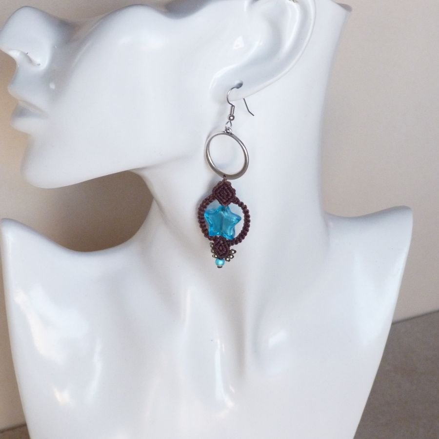 Orecchini in micro-macramè marrone cioccolato/blu con stella in vetro di Murano