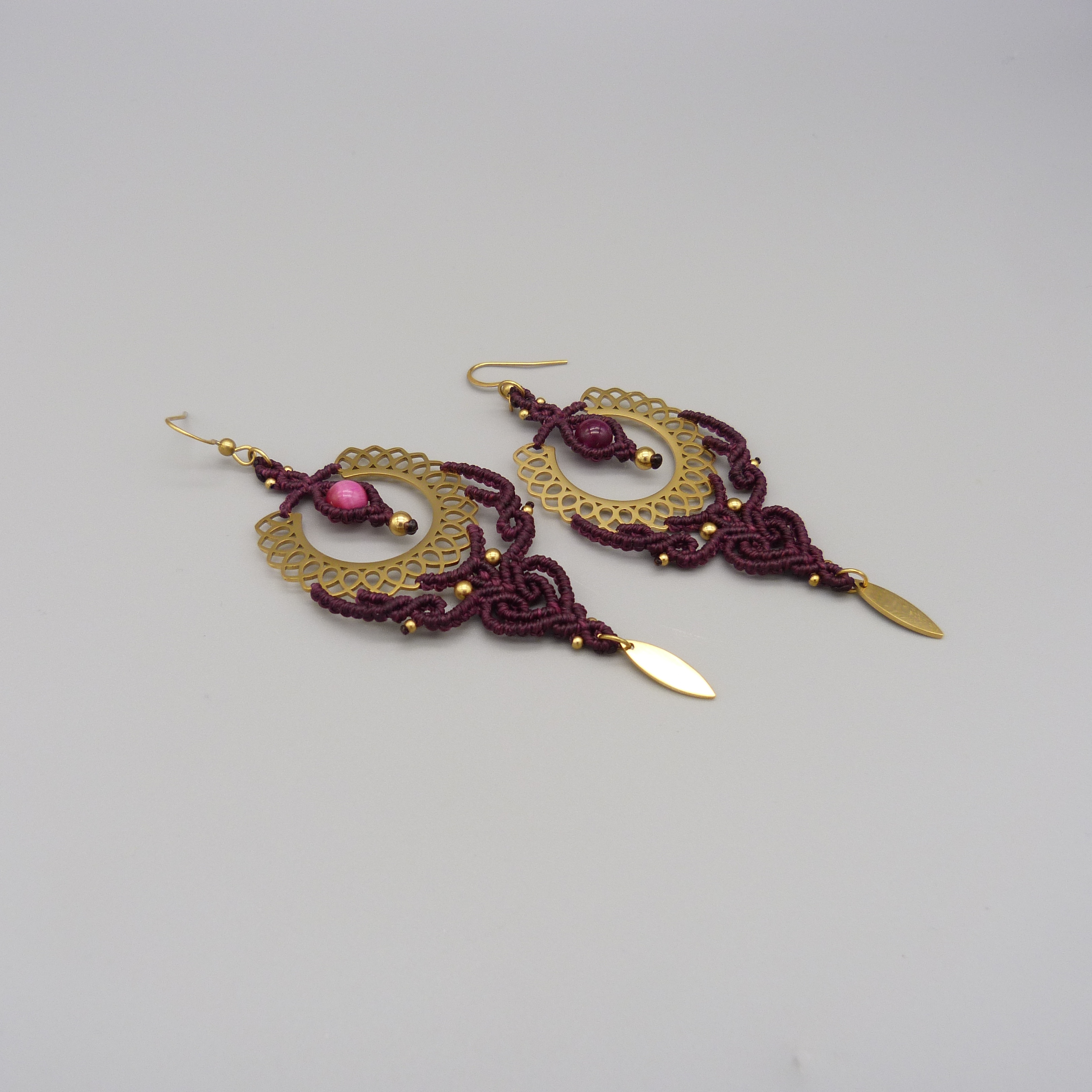 Boucles d'oreilles prune en micro-macramé avec oeil de tigre teinté