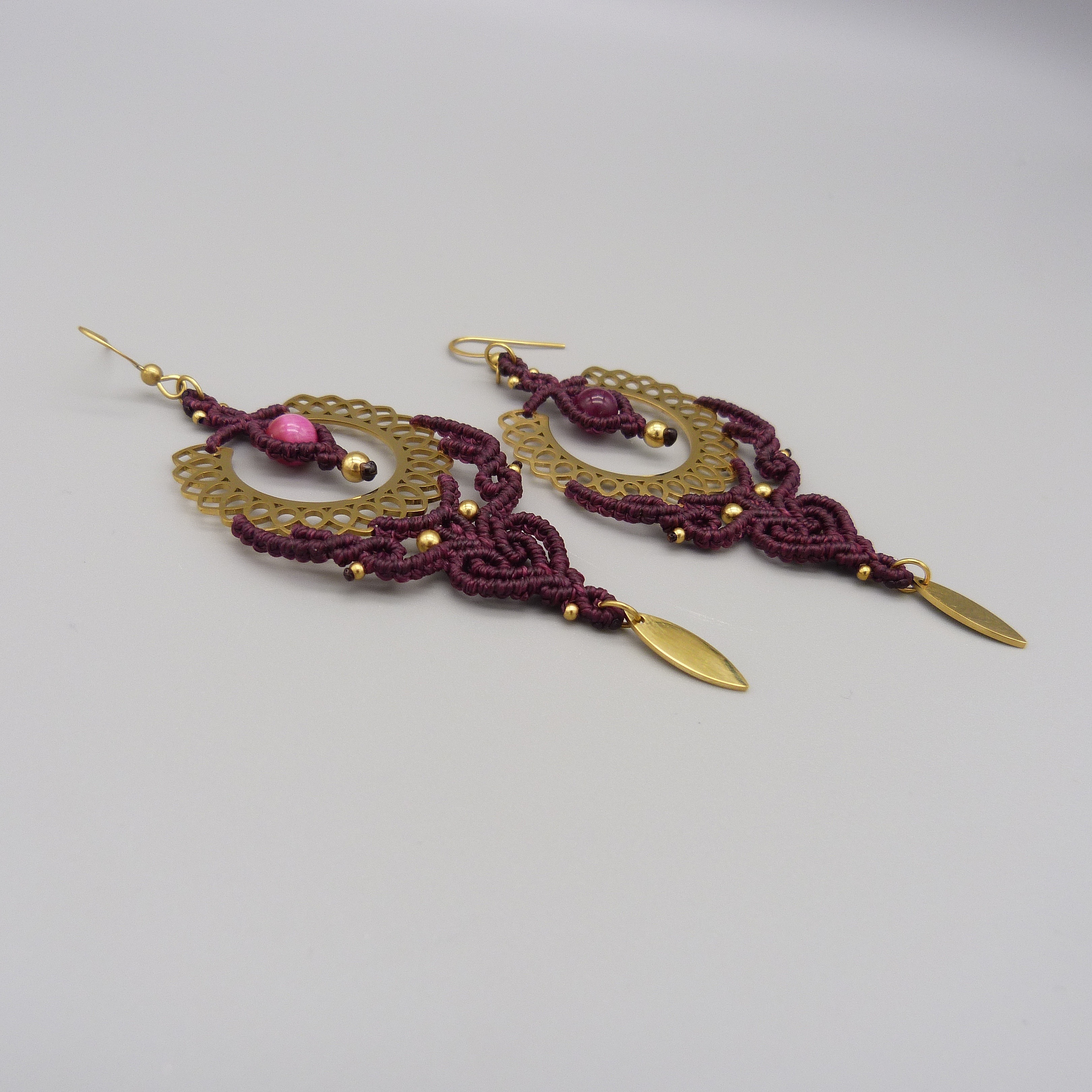 Boucles d'oreilles prune en micro-macram&eacute; avec oeil de tigre teint&eacute;