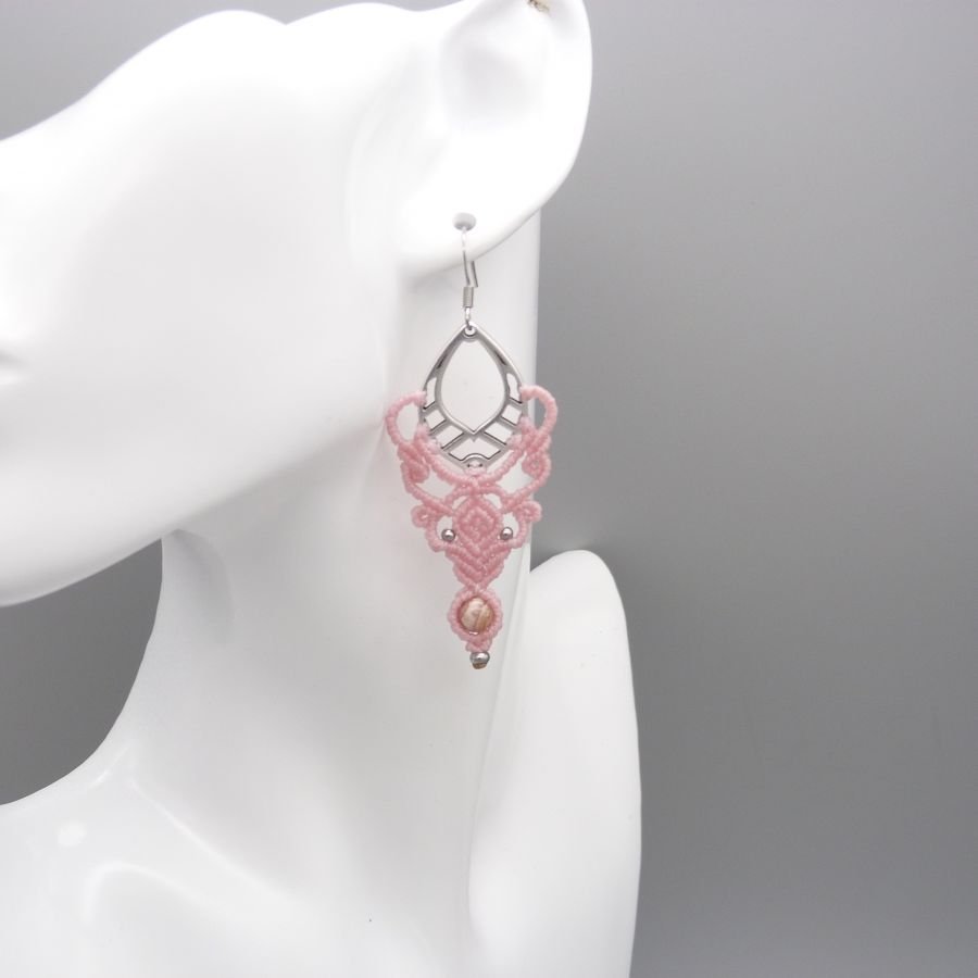 Orecchini in micro-macramè rosa con perla di rodocrosite