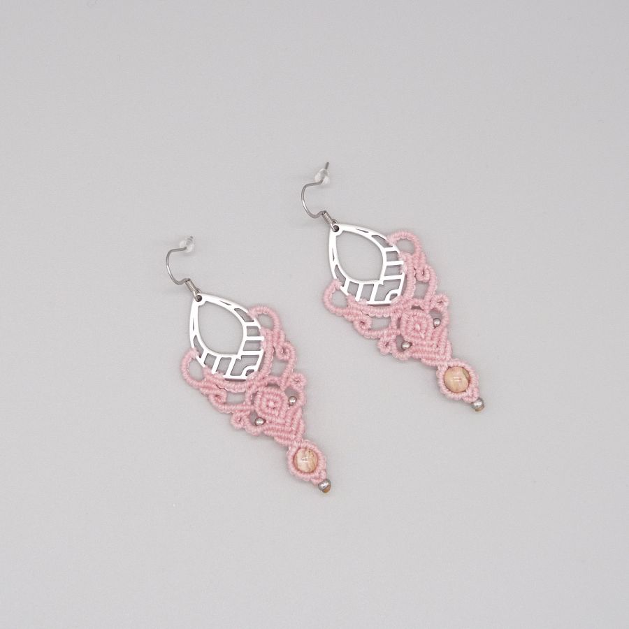 Orecchini in micro-macramè rosa con perla di rodocrosite
