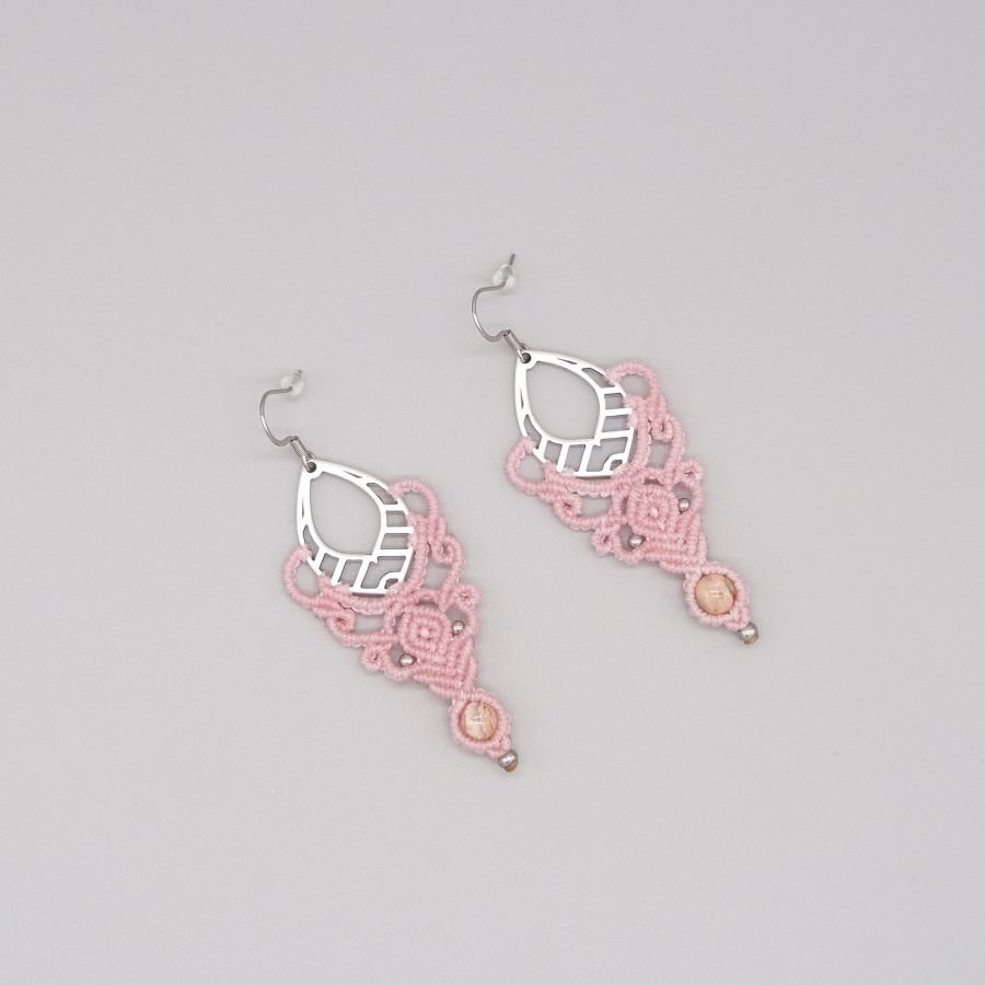 Orecchini in micro-macramè rosa con perla di rodocrosite