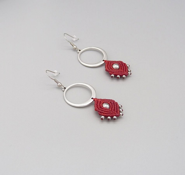 Orecchini rossi in micro-macram&egrave;  