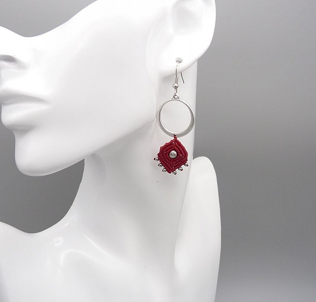 Orecchini rossi in micro-macram&egrave;  