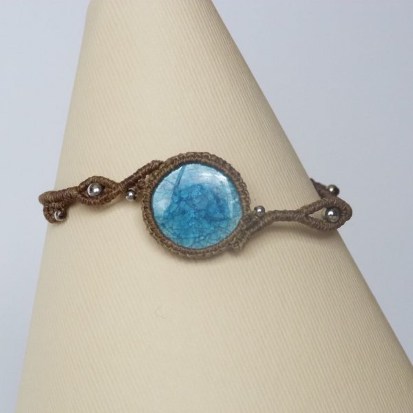 Bracelet kaki en micro-macram&eacute; avec une c&eacute;ramique effet craquel&eacute; bleue