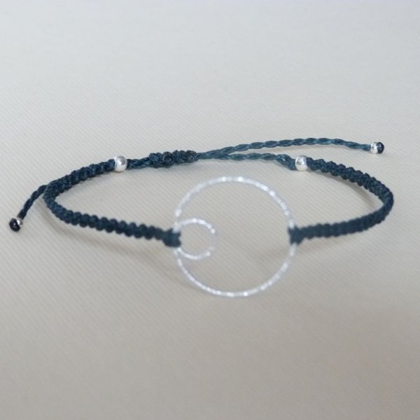 Bracelet fin en micro-macram&eacute; bleu canard avec un double-cercle en argent
