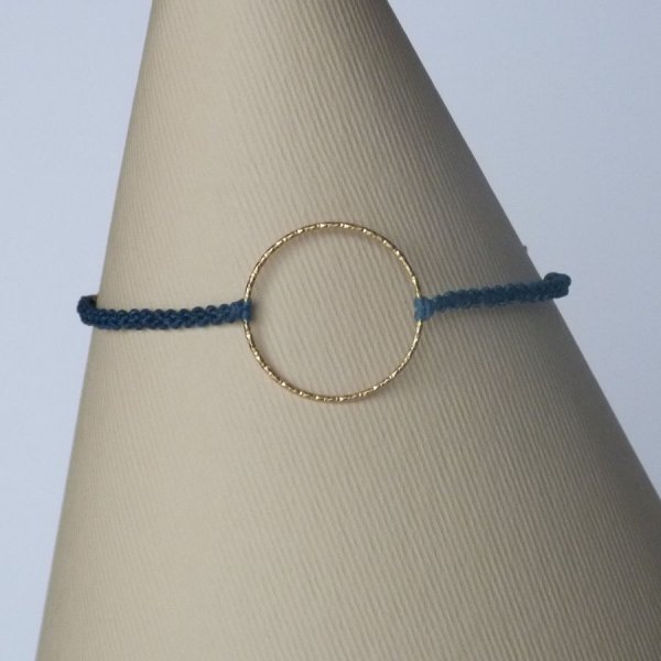 Bracelet fin en micro-macram&eacute; bleu canard avec un anneau en argent recouvert d'une finition dor&eacute;e &agrave; l'or fin 24K