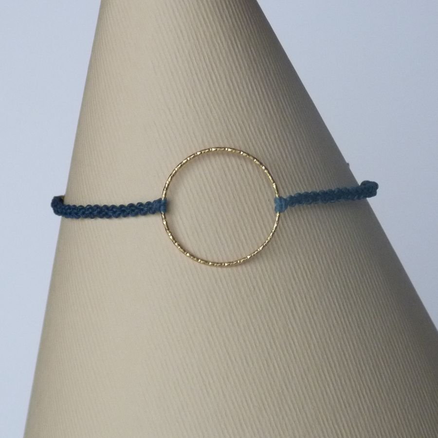 Bracelet fin en micro-macramé bleu canard avec un anneau en argent recouvert d'une finition dorée à l'or fin 24K