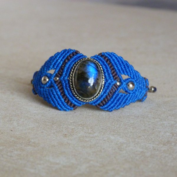 Bracelet manchette en micro-macram&eacute; bleu roi et marron avec une pierre naturelle, la labradorite 