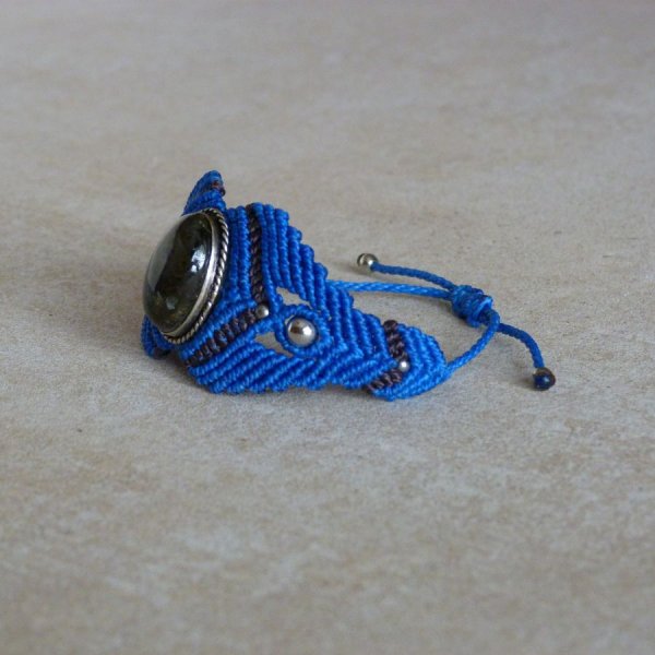 Bracelet manchette en micro-macram&eacute; bleu roi et marron avec une pierre naturelle, la labradorite 