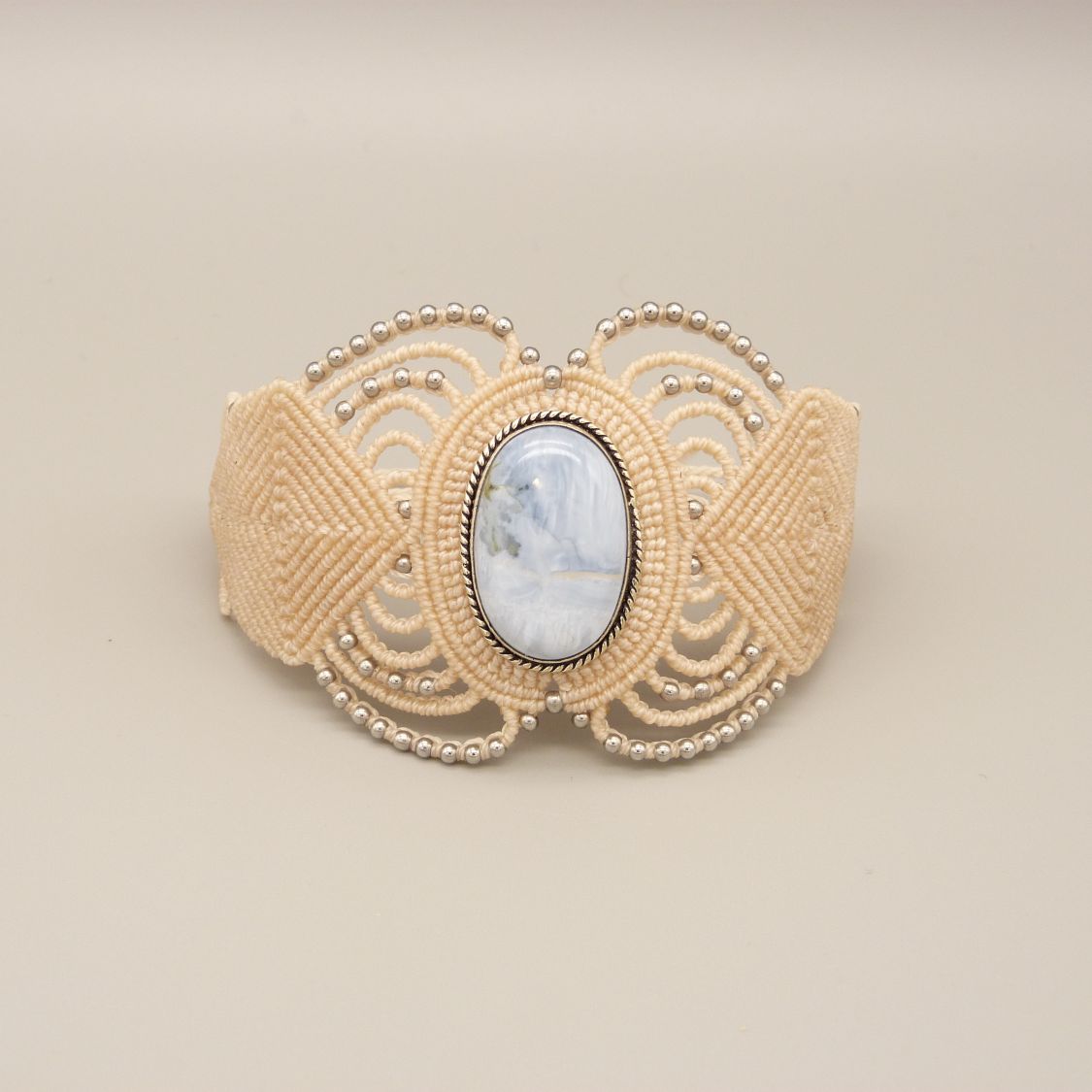 Bracciale in micro-macramé beige chiaro con un'agata