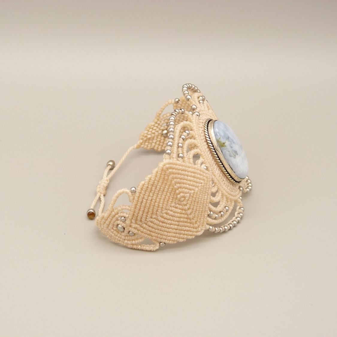 Bracciale in micro-macramé beige chiaro con un'agata