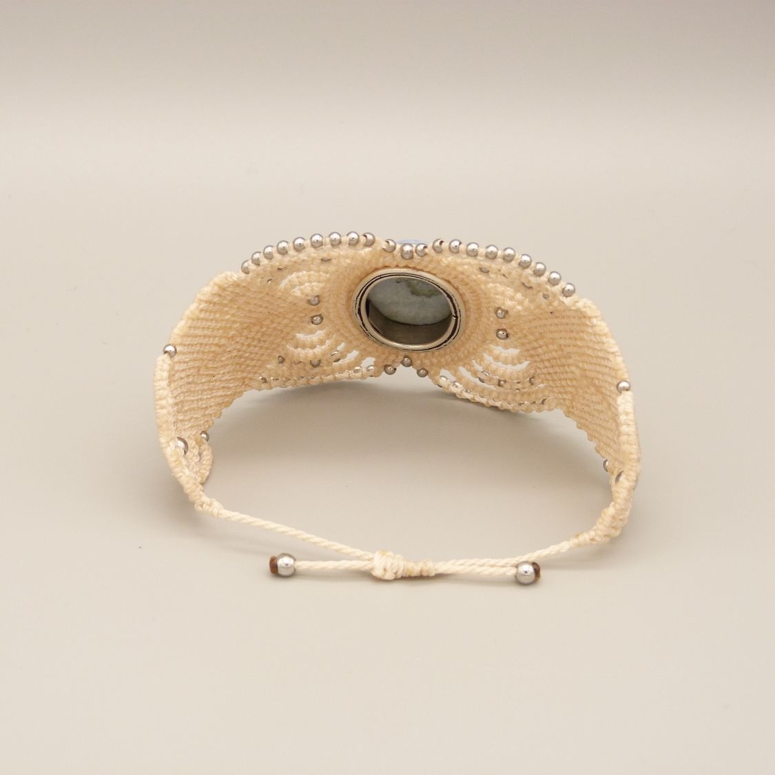 Bracciale in micro-macramé beige chiaro con un'agata