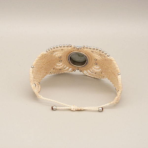 Bracciale in micro-macram&eacute; beige chiaro con un'agata