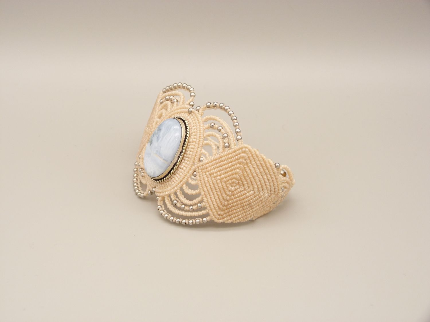 Bracciale in micro-macramé beige chiaro con un'agata
