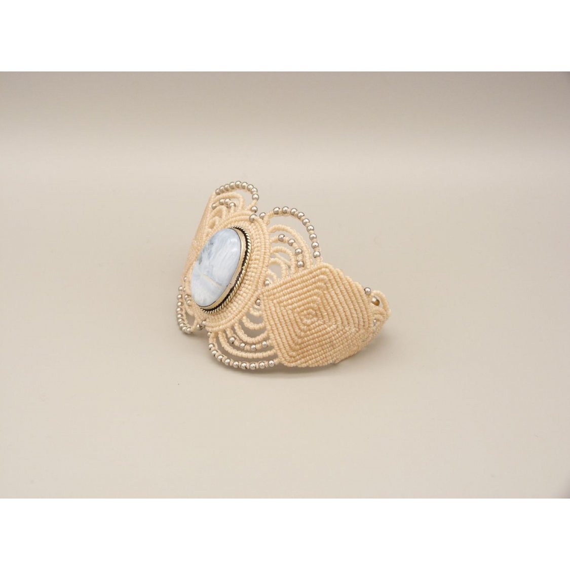 Bracciale in micro-macramé beige chiaro con un'agata