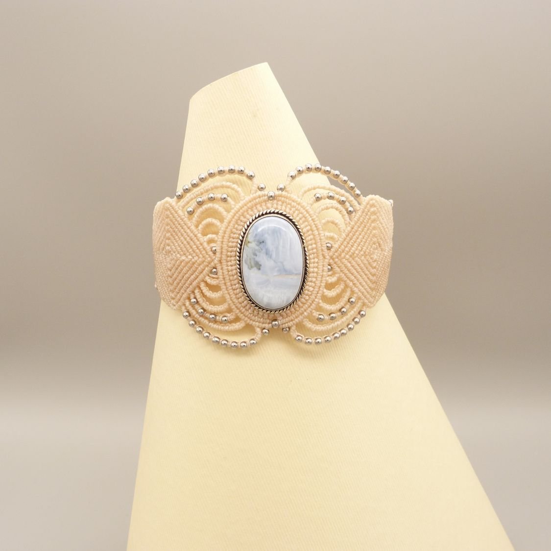 Bracciale in micro-macramé beige chiaro con un'agata
