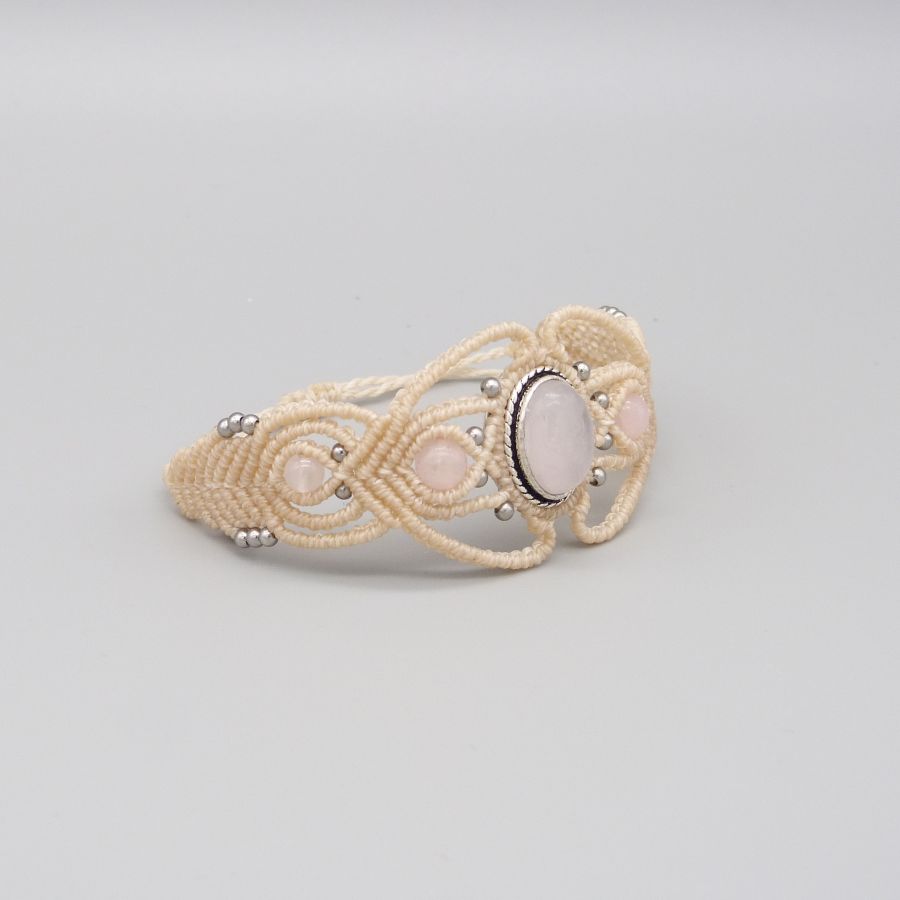 Bracciale in micro-macramé bianco sporco con pietra di quarzo rosa