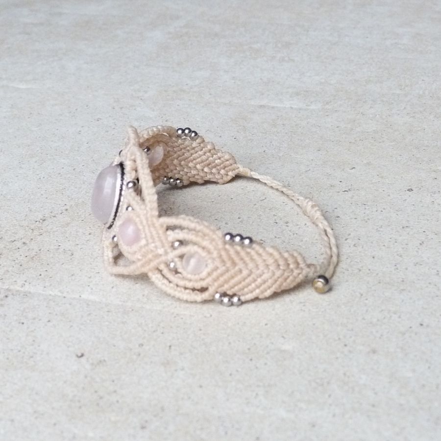 Bracciale in micro-macramé bianco sporco con pietra di quarzo rosa