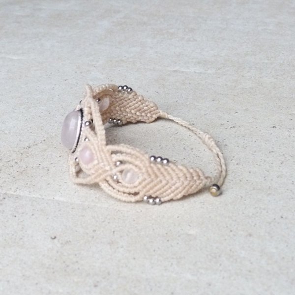 Bracciale in micro-macram&eacute; bianco sporco con pietra di quarzo rosa