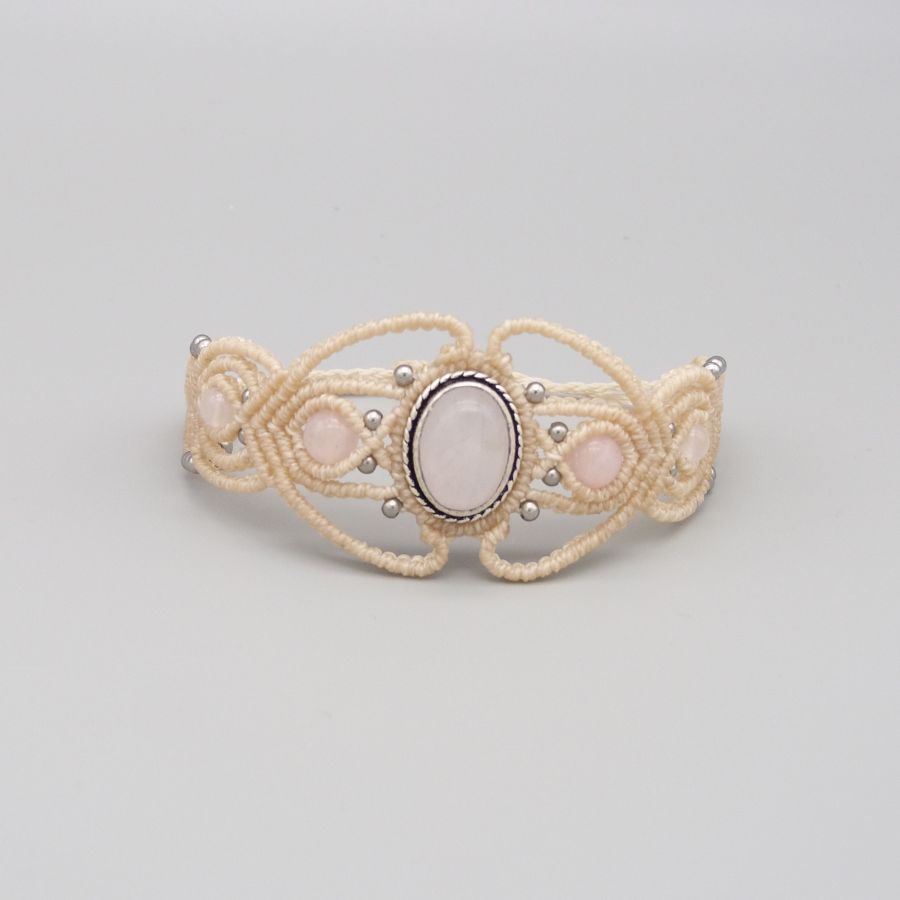 Bracciale in micro-macramé bianco sporco con pietra di quarzo rosa