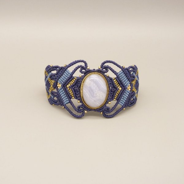 Bracciale in micro-macram&egrave; blu notte con agata a nastro incastonata in metallo dorato