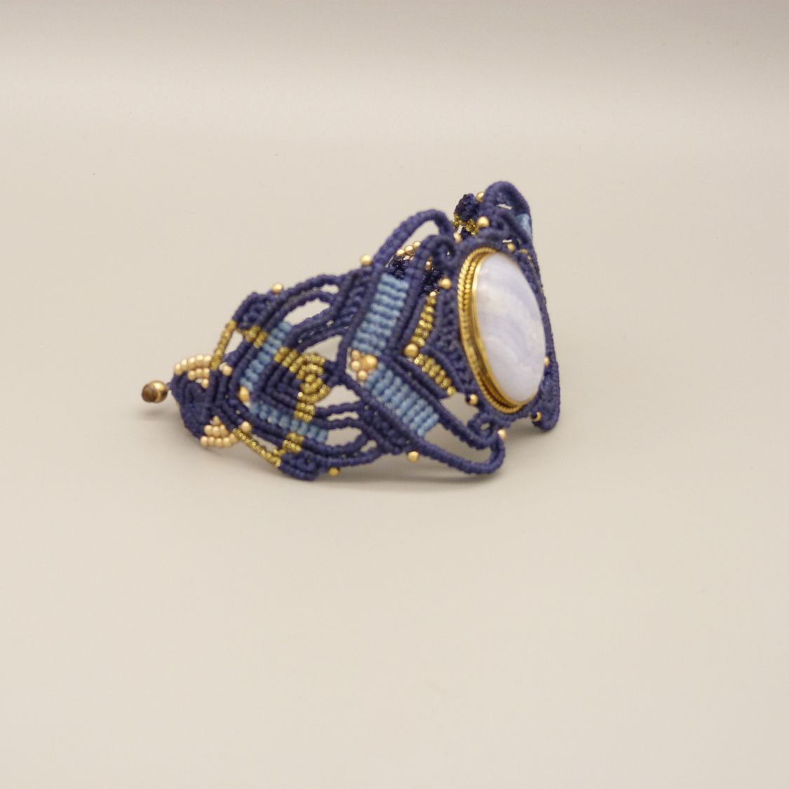 Bracciale in micro-macramè blu notte con agata a nastro incastonata in metallo dorato