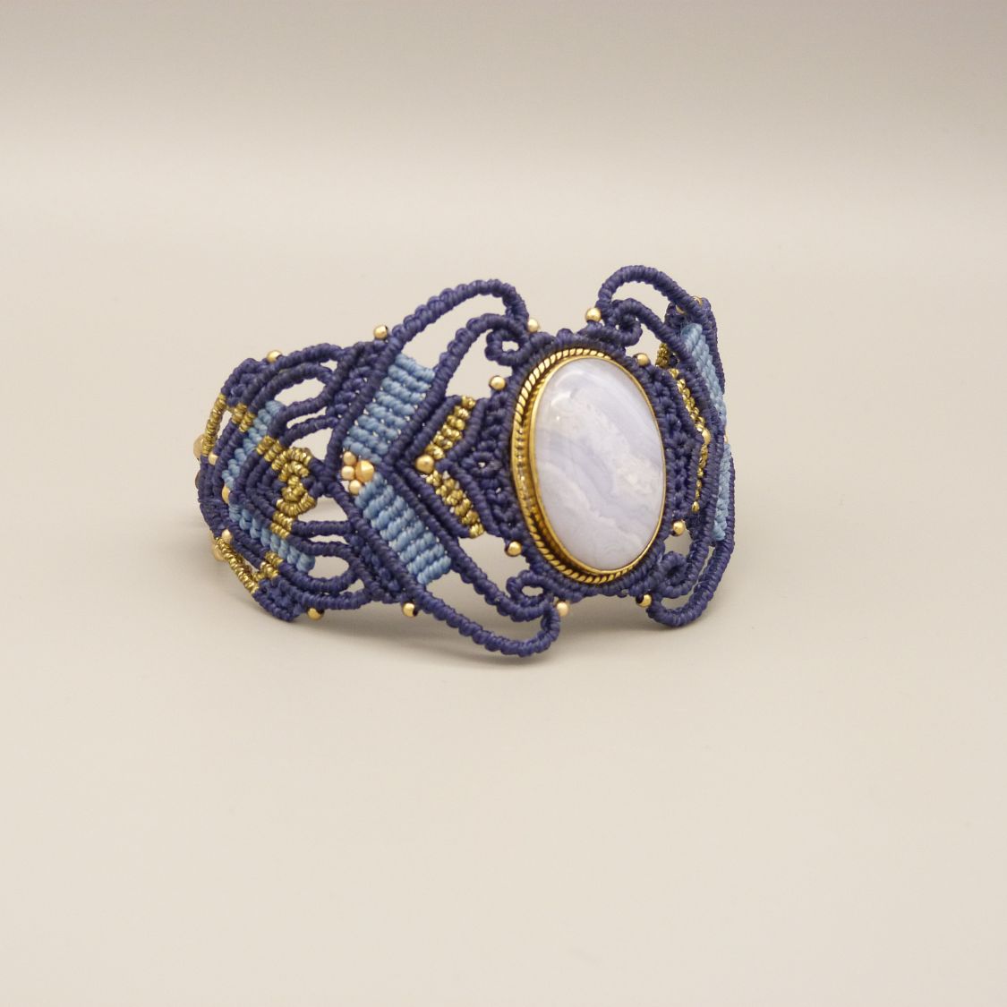 Bracciale in micro-macramè blu notte con agata a nastro incastonata in metallo dorato