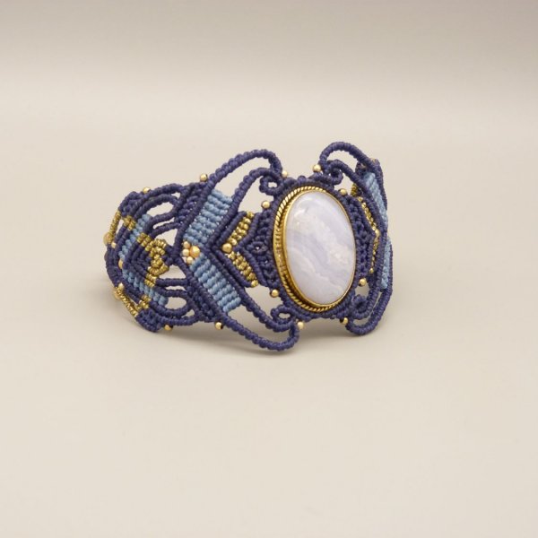 Bracciale in micro-macram&egrave; blu notte con agata a nastro incastonata in metallo dorato