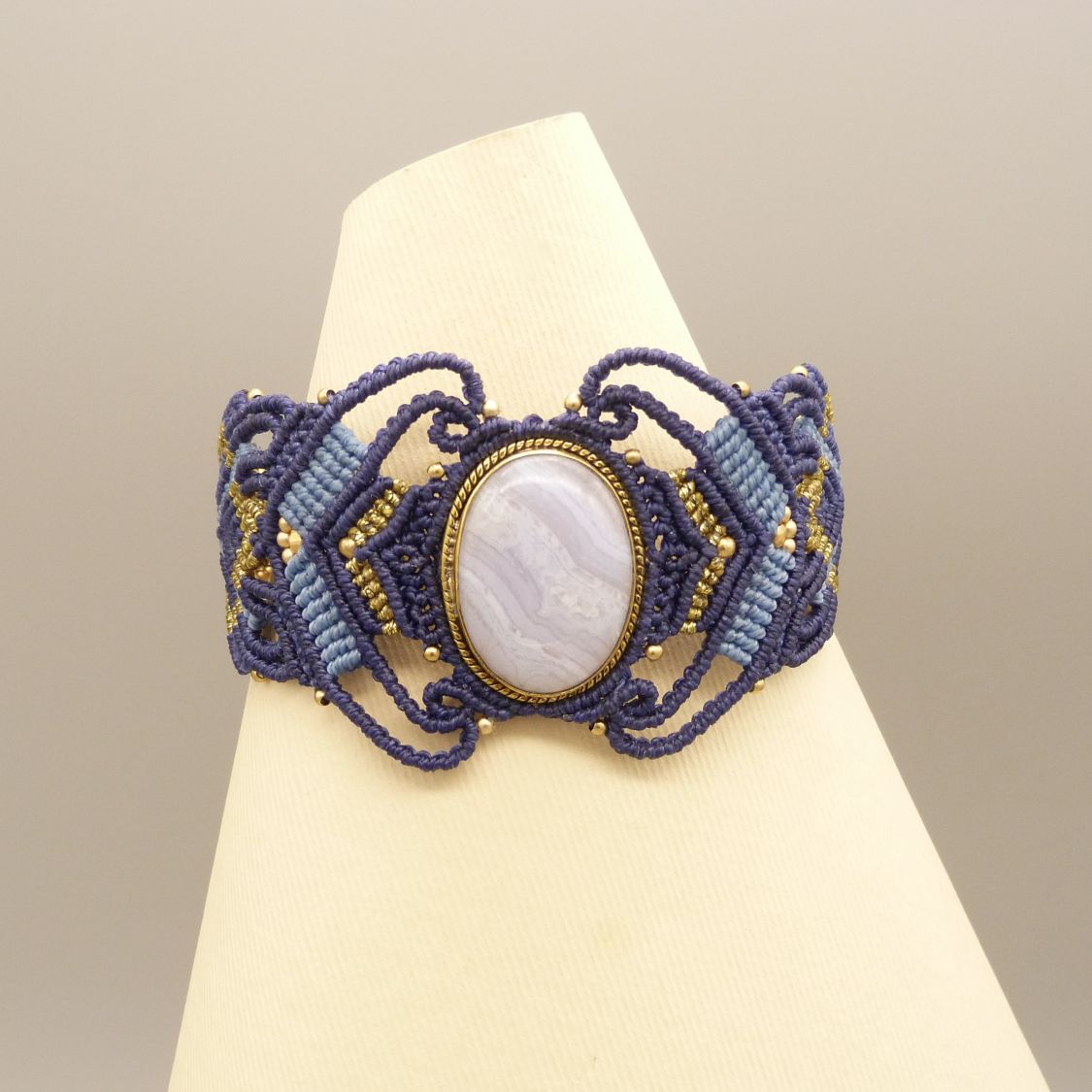 Bracciale in micro-macramè blu notte con agata a nastro incastonata in metallo dorato