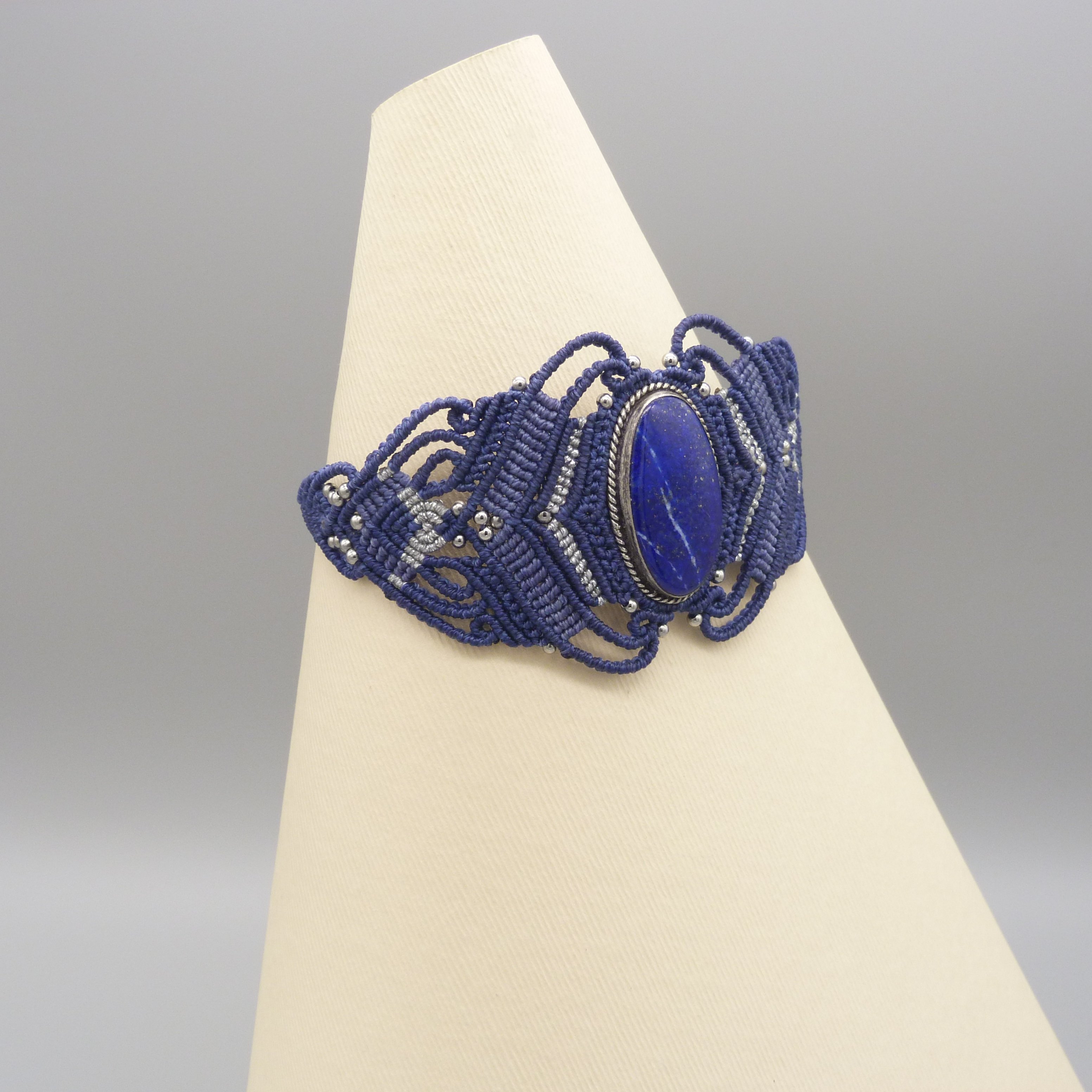 Commande personnalis&eacute;e : Bracelet en micro-macram&eacute; bleu nuit avec un lapis lazuli serti de m&eacute;tal argent&eacute;