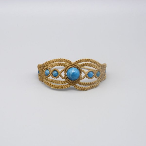 Bracciale in micro-macram&egrave; marrone chiaro con perle di apatite
