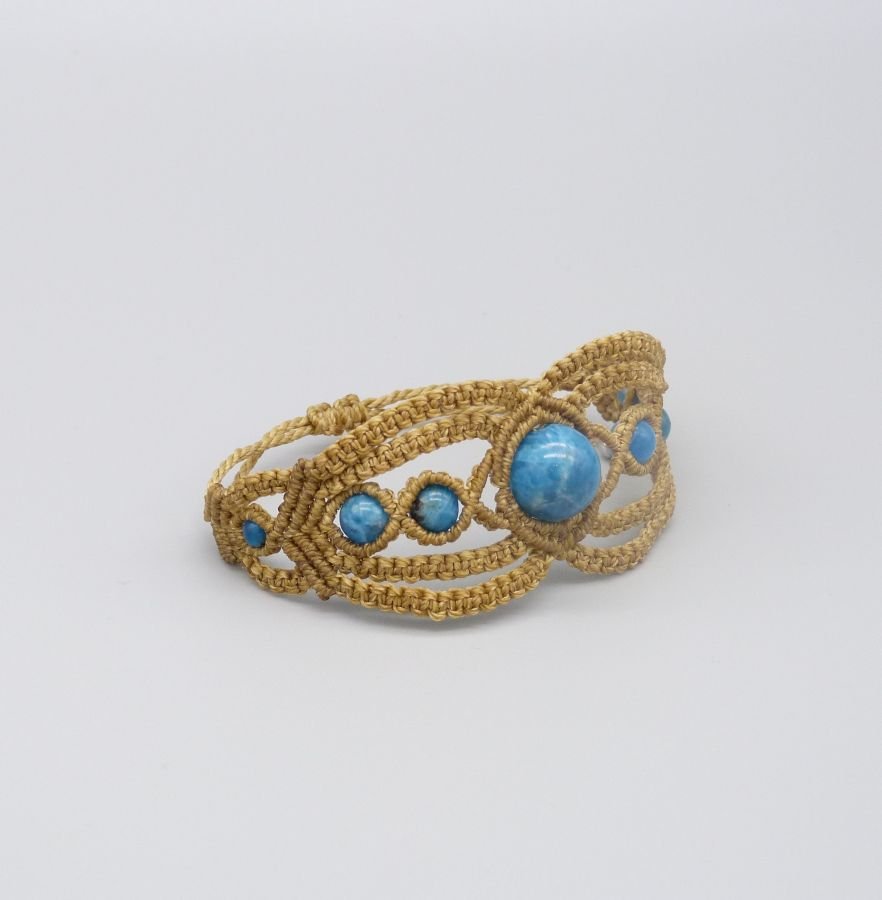 Bracciale in micro-macramè marrone chiaro con perle di apatite