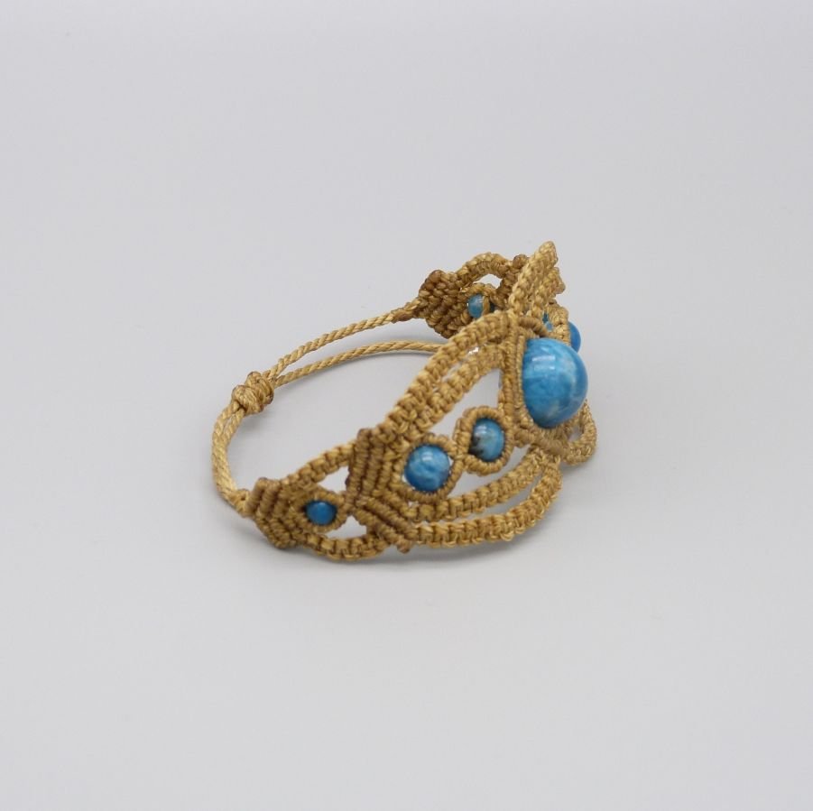 Bracciale in micro-macramè marrone chiaro con perle di apatite