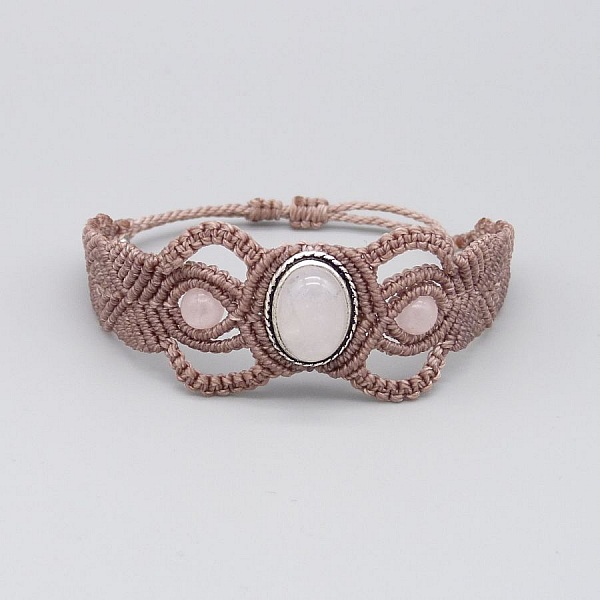 Bracelet en micro-macram&eacute; couleur taupe avec une pierre sertie quartz rose