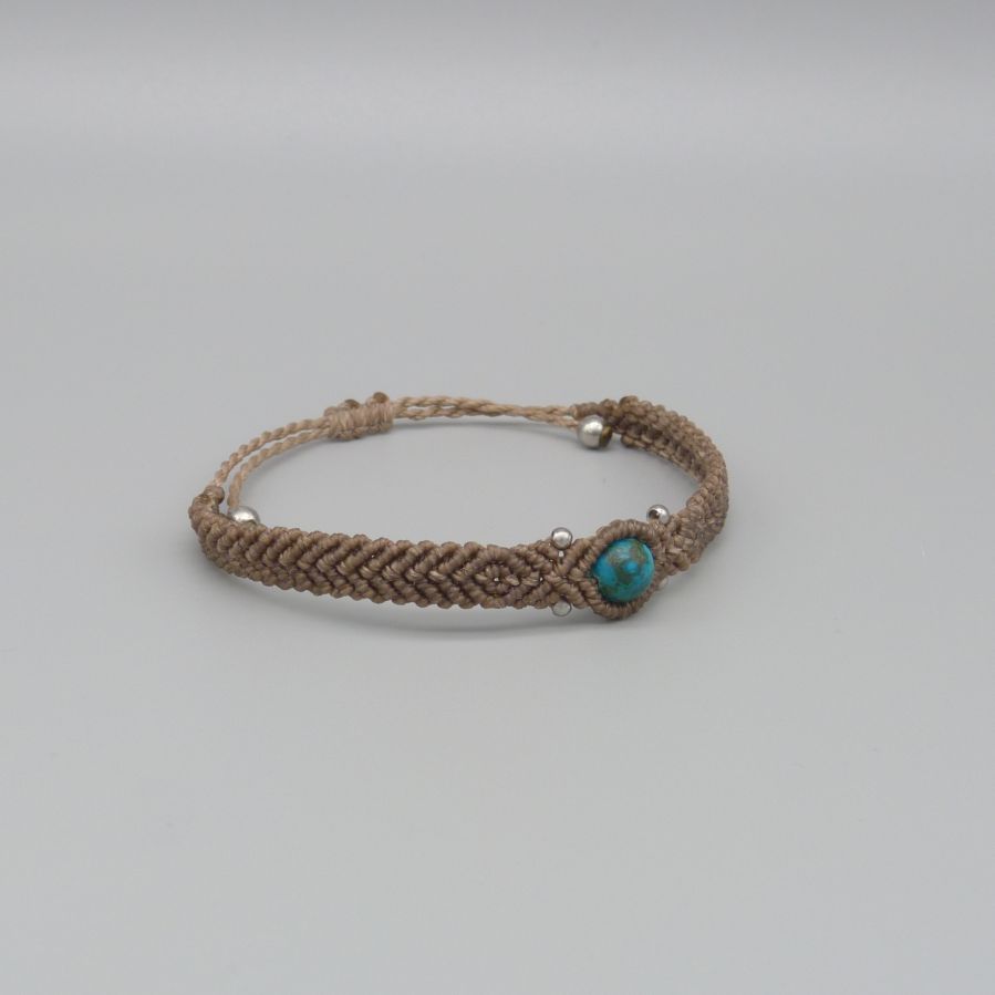 Bracelet en micro-macramé couleur noisette avec une perle en chrysocolle